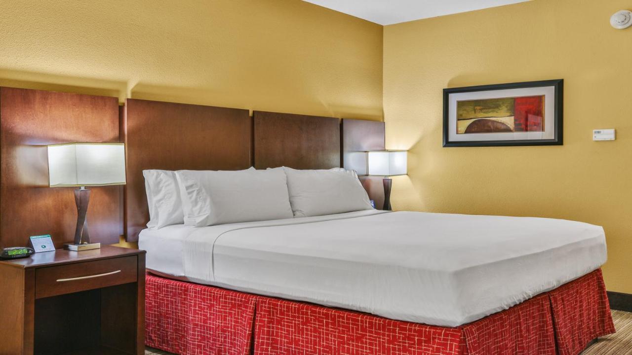 Holiday Inn Express & Suites Houston South - Near Pearland By Ihg Exterior photo